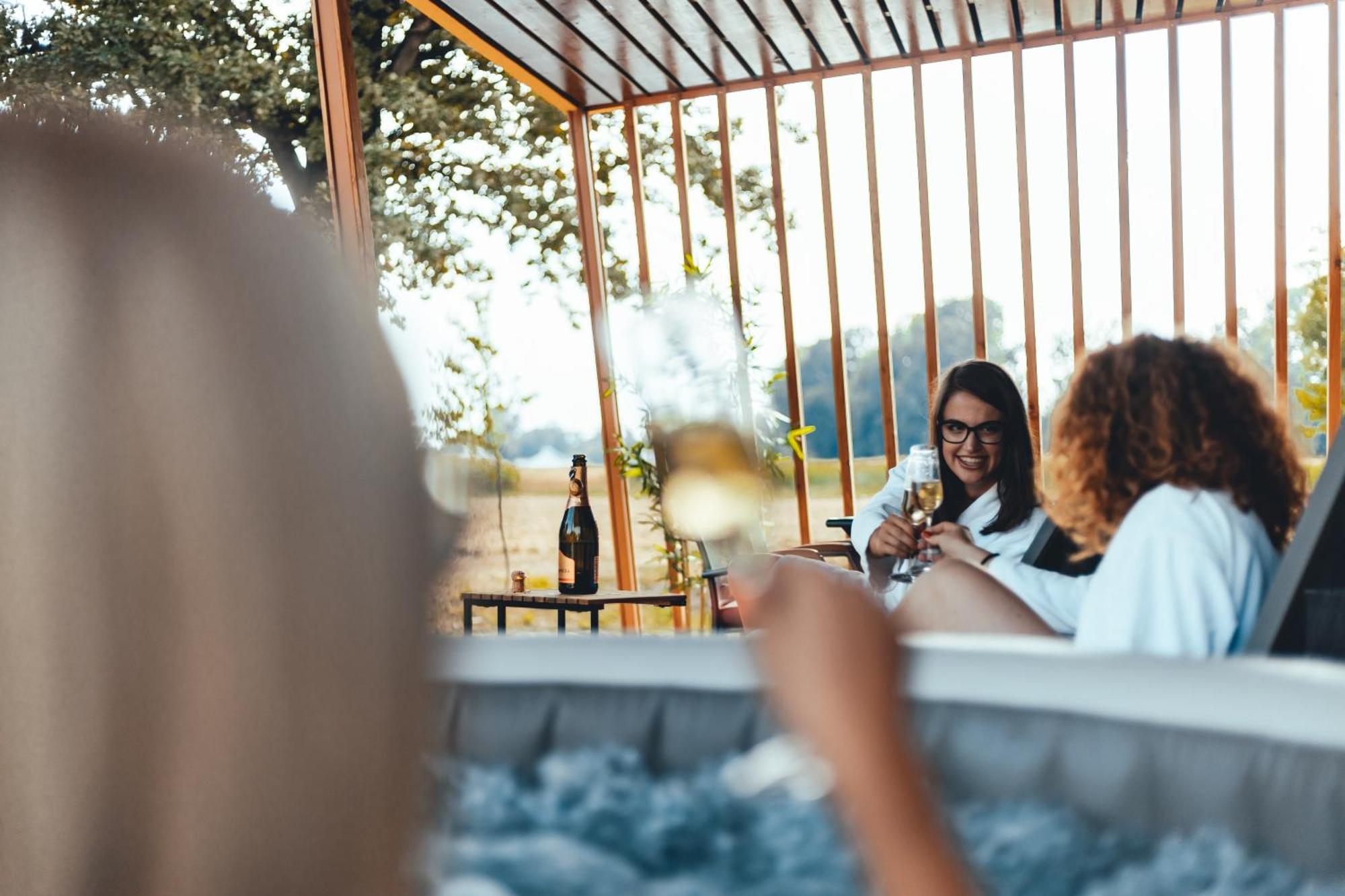 Hotel Terme Banovci - Mobilne Hiske Med Brajdami Esterno foto