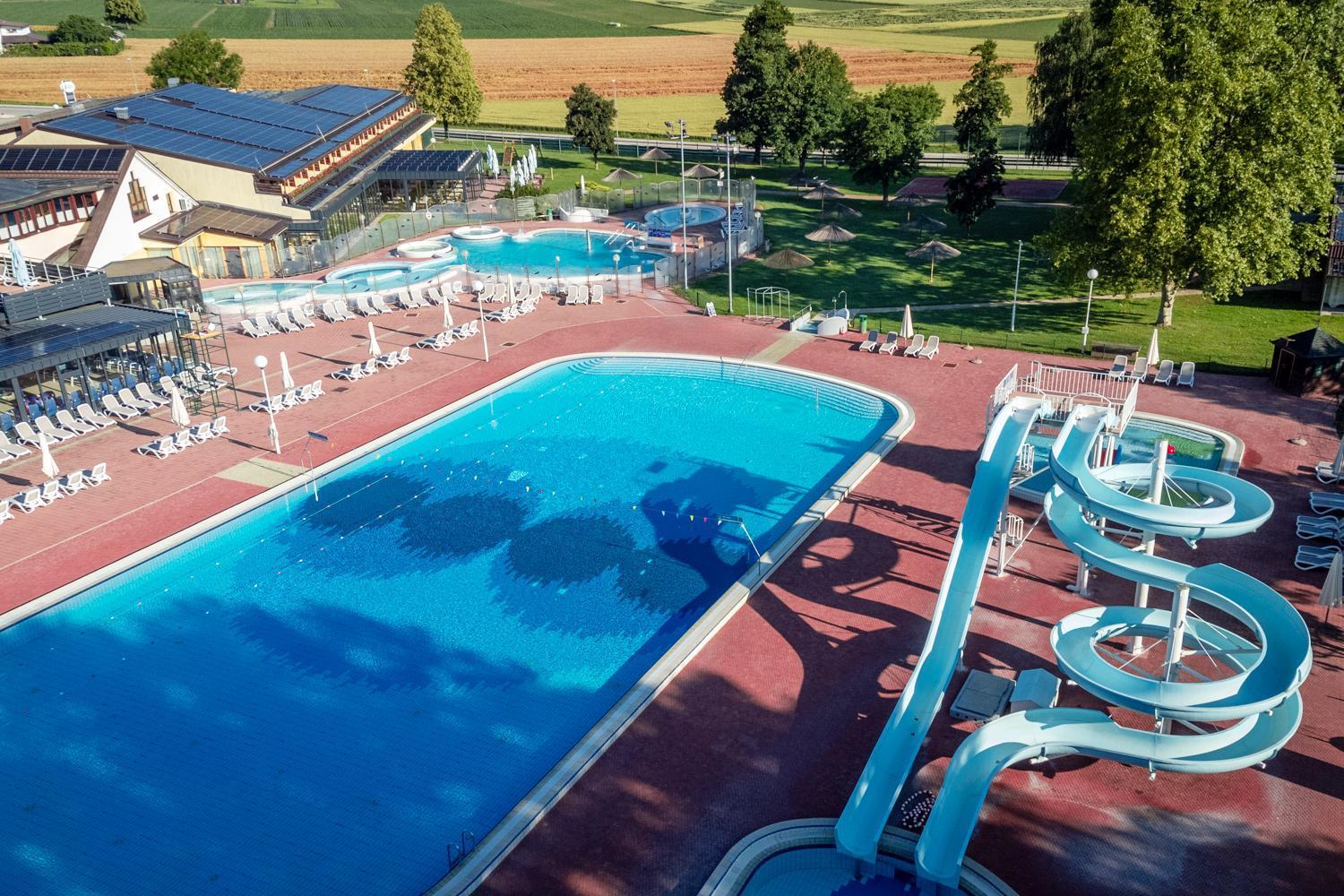 Hotel Terme Banovci - Mobilne Hiske Med Brajdami Esterno foto